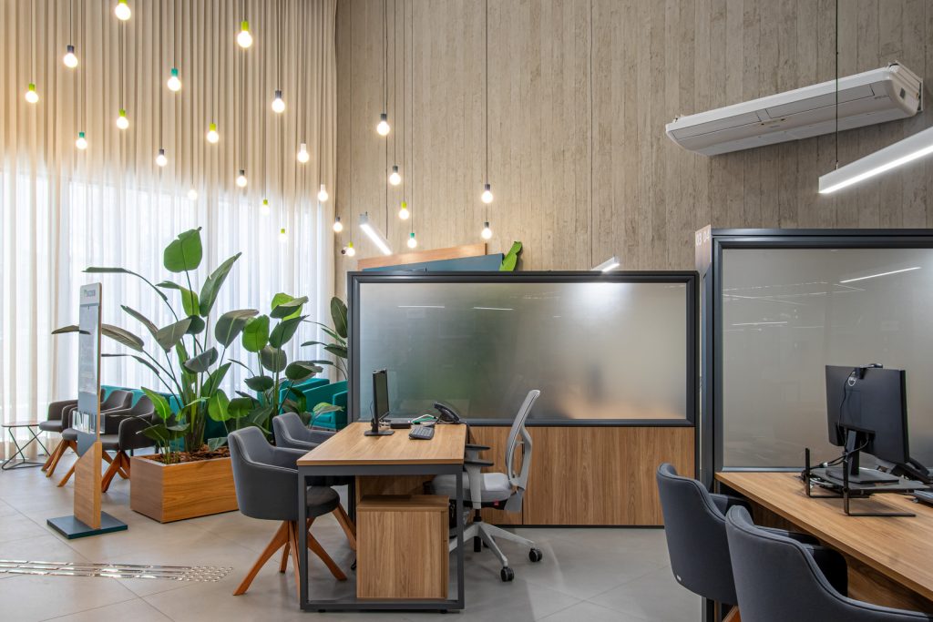 divisórias baixas para escritório em vidro e madeira - biombo para escritório
