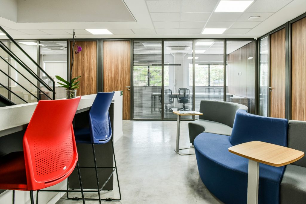 divisória acústica para escritório de vidro com persiana interna