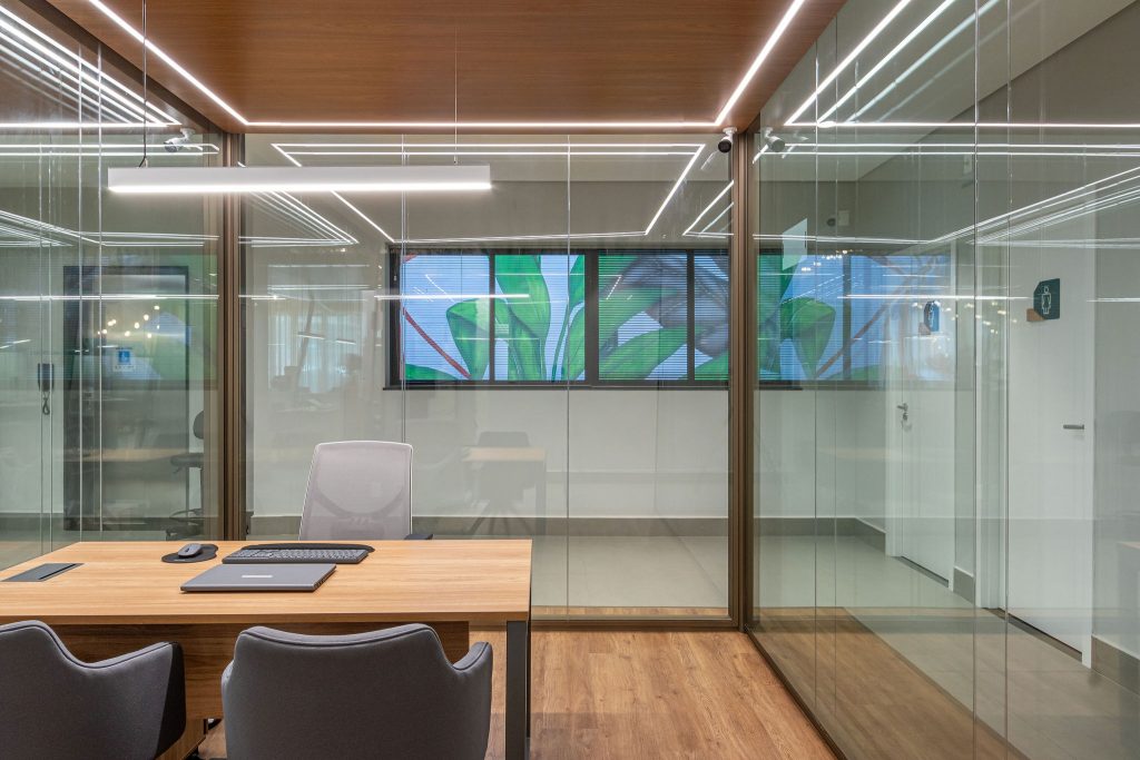 divisória acústica para escritório de vidro em junta seca transparente