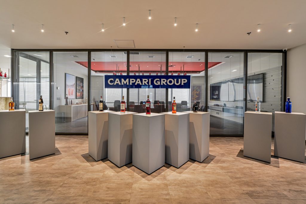 divisória acústica para escritório de vidro com persiana interna