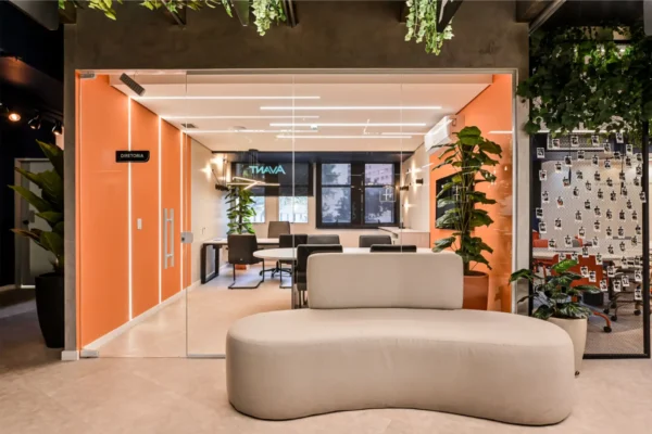 Divisória de vidro para escritório - Linha Glass - Divisória de ambiente - Ampia Design Espaços Corporativos divisória de vidro para escritório com porta de giro