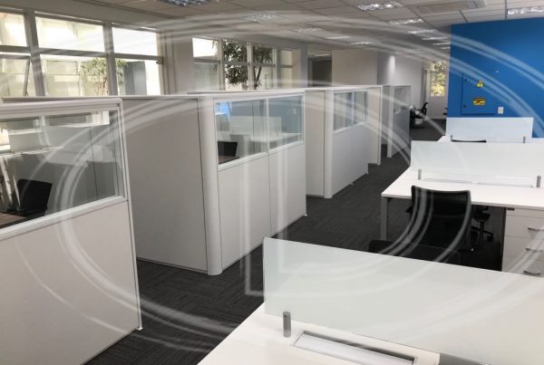 divisórias baixas para escritório na cor branca com visor em vidro - biombo para escritório