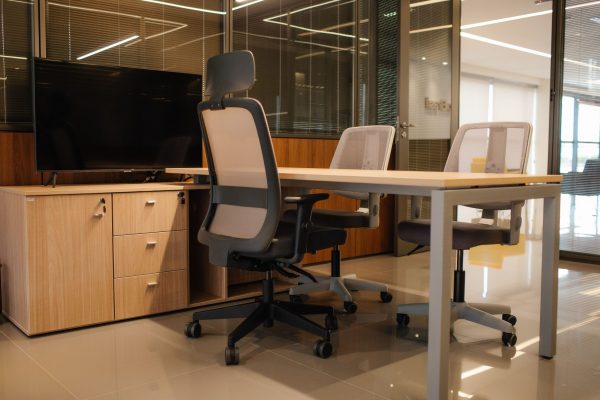 escritório - cadeira velo cavaletti e mesa de trabalho