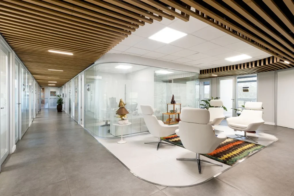 Divisória curva de vidro em projeto corporativo no Banco Mundial, Brasília
