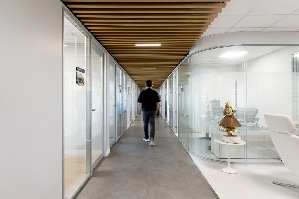Detalhe de divisória de vidro curvo na Linha Duo Glass