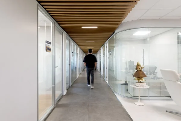 Detalhe de divisória de vidro curvo na Linha Duo Glass