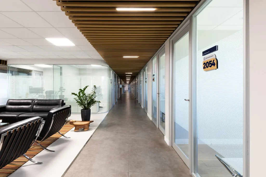 Sala de reunião com divisória acústica de vidro e design moderno